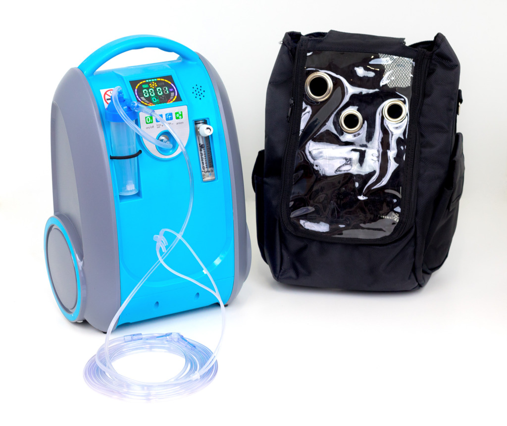 Koncentrator tlenu z bateria TOKYO MINI z torbą do przenoszenia Gratis wózek do przewożenia Posiada przepływomierz 0-5 l/min Posiada nawilżacz Posiada przetwornicę do zapalniczki samochodowej celem użytkowania w samochodzie. Posiada rączkę do przenoszenia. Posiada moduł do jonizacji powietrza. Przy przepływie osiąga odpowiednio: -90% +/- 3% (1 litr /min) -75% +/- 3% (2 litry /min) -60% +/- 3% (3 litry /min) -45% +/- 3% (4 litry/min) -40% +/- 3% (5 litrów /min) Waga 5 kg Wymiary 25cm x 18cm x 36cm Głośność do 40 dB Pobór mocy 90 W Gwarancja 12 mieś Prowadzimy serwis.