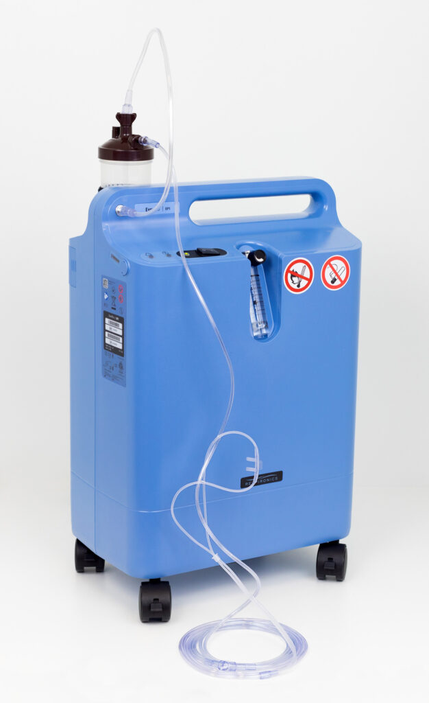 Koncentrator posiada przepływomierz 0-5 l/min, a także nawilżacz, oraz rączkę do przenoszenia. Urządzenie wyposażone jest w cewnik do oddychania i przedłużacz tlenu. Doskonale sprawdza się zarówno w warunkach domowych, jak i środowisku szpitalnym oraz przychodniach. Instrukcja obsługi urządzenia w języku polskim. Stężenie tlenu: -90% +/- 3% Waga: 11,5 kg Wymiary: 31 cm x 29 cm x 48 cm Głośność: do 39dB Pobór mocy: 295 W Alarm dźwiękowy Gwarancja 24 mieś. ZAPEWNIAMY SERWIS.